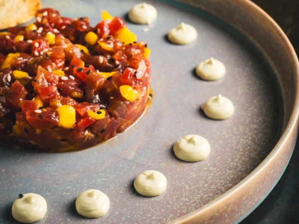 Tartar con fruta, toques  cítricos y picante