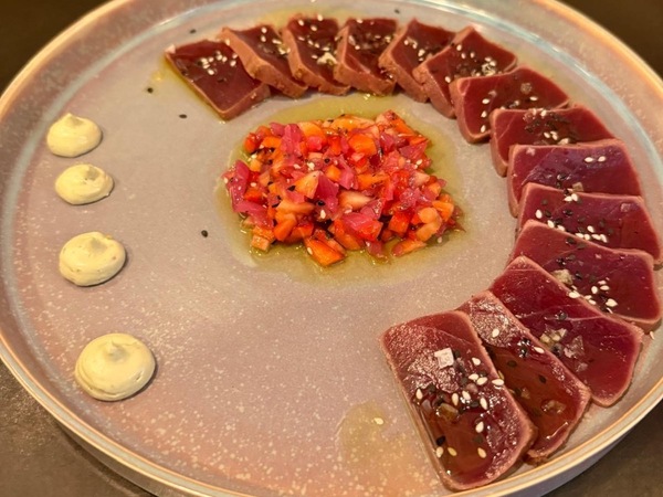 Tataki con picada de fresa y cebolla encurtida con aceite de sésamo 