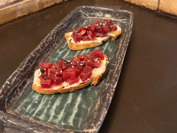 Tosta de atun sobre mayonesa de trufa y aceite de albahaca