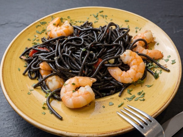 Spaghetti neri con gamberi
