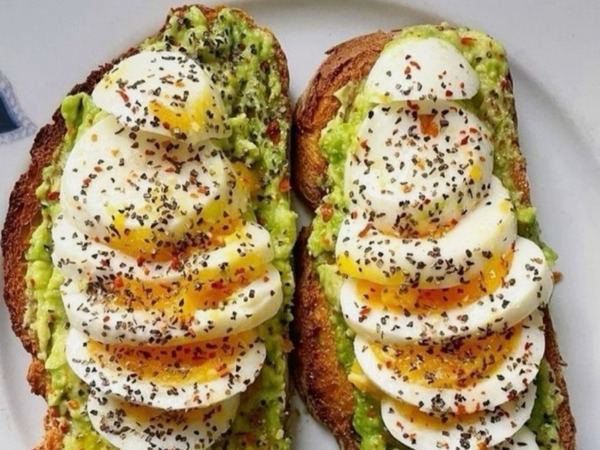 Tosta de aguacate y huevo duro