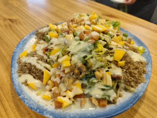 Ensalada de salmón marinado y melocotón