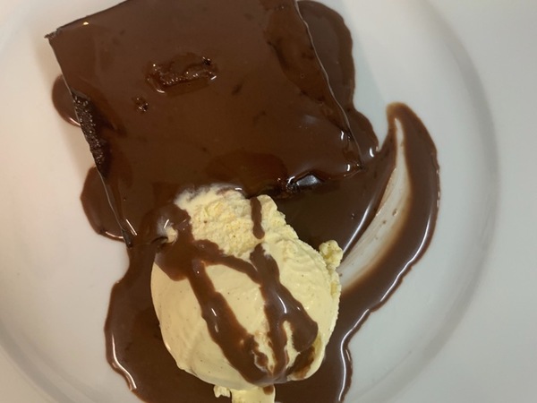 Brownie de chocolate con helado de vainilla