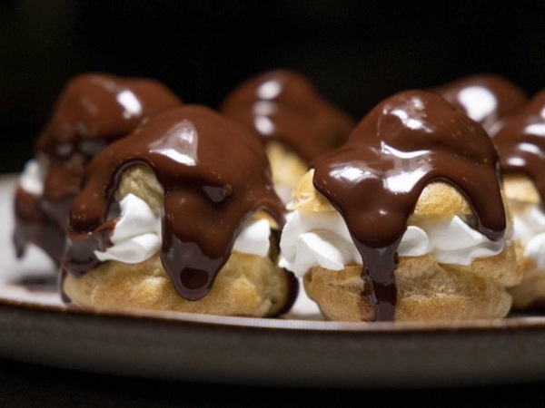 Profiteroles Con Chocolate Caliente Y Almendra