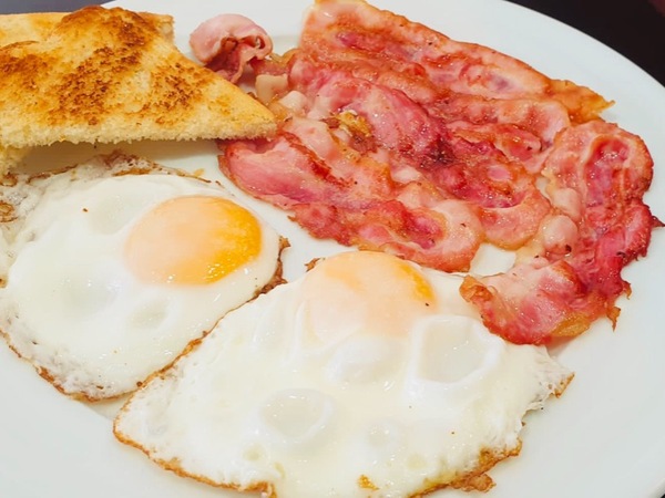 Huevos con bacon 