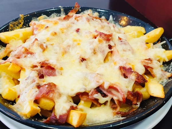 Patatas bacon y queso 