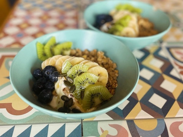 Müslischale mit Joghurt und Früchten