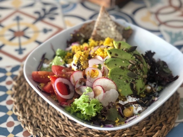 Veganer Salat mit Quinoa & Kichererbsen