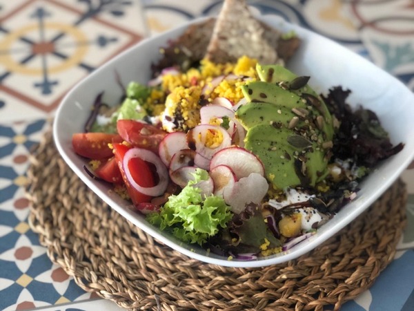 Ensalada de vegetariana de Quinoa, verduras & aguacate