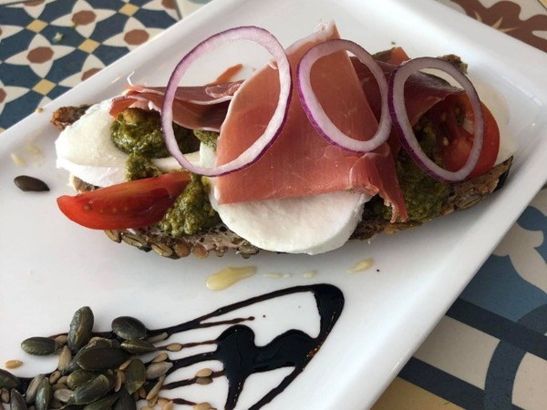 Brot mit Serrano, Pesto und Mozzerella