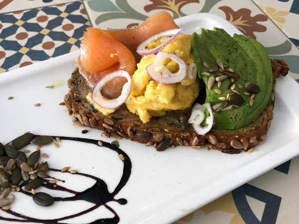 Brot mit Räucherlachs, Ei und Avocado