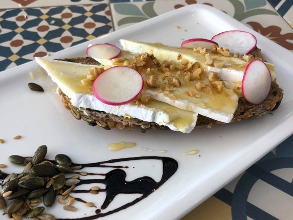 Brødskive med brie, honning og valnøtter