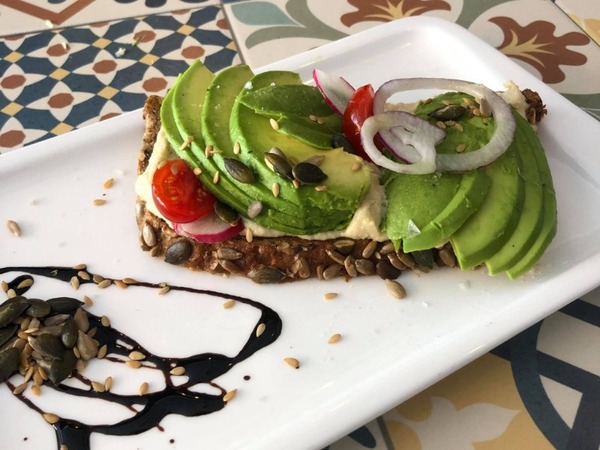 Bread with hummus, tomato & avocado