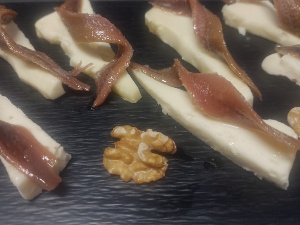 Queso con anchoas del Cantábrico